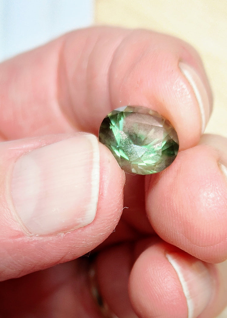 Gemstone-Oregon Sunstone Gem, Green Schiller, 4.13 carat, 10.8mm