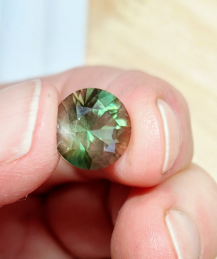 Gemstone-Oregon Sunstone Gem, Green Schiller, 4.13 carat, 10.8mm