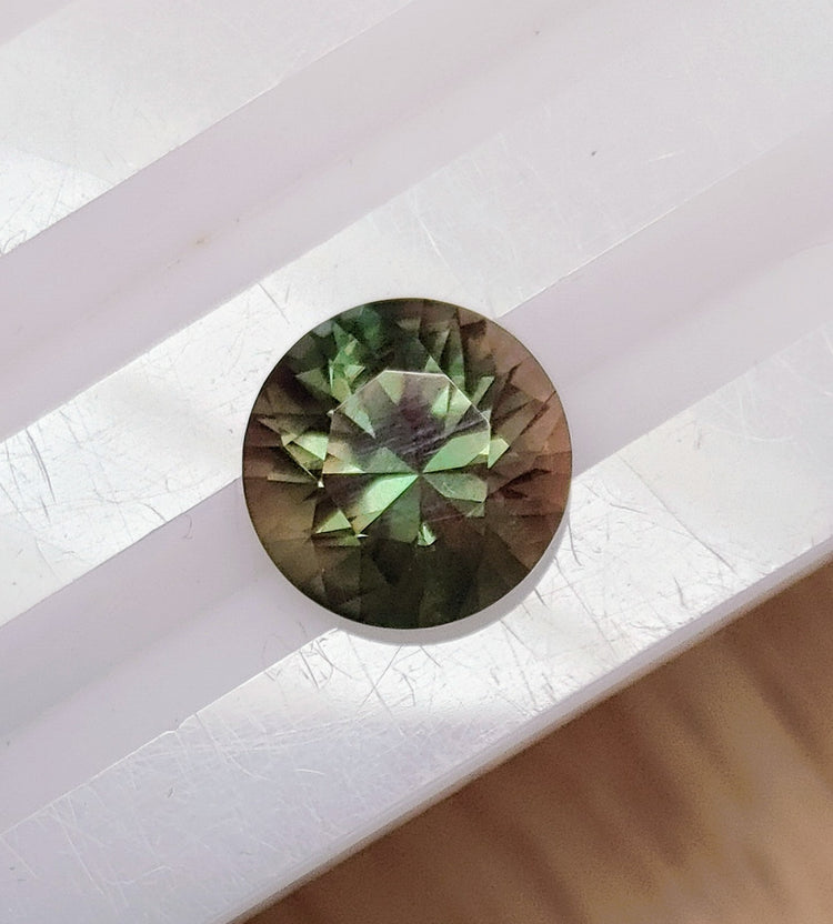 Gemstone-Oregon Sunstone Gem, Green Schiller, 4.13 carat, 10.8mm