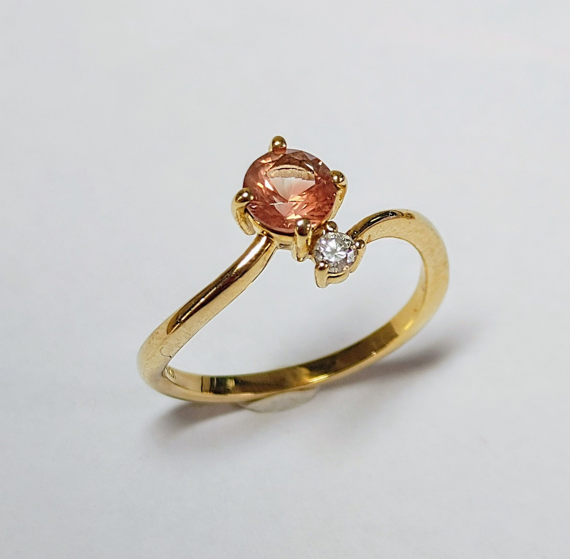 9ct yellow gold Diamond dreamweaver ring. 9ct yellow gold Diamond dreamweaver ring.